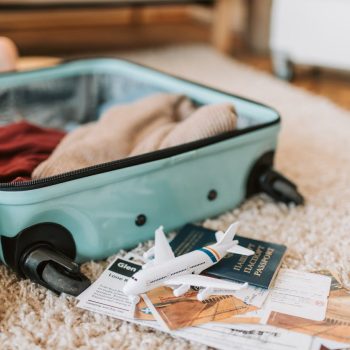 Jak wybrać idealną walizkę do samolotu: przewodnik dla podróżujących