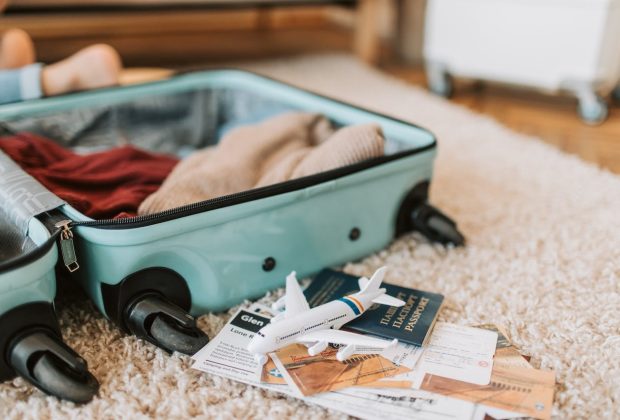 Jak wybrać idealną walizkę do samolotu: przewodnik dla podróżujących